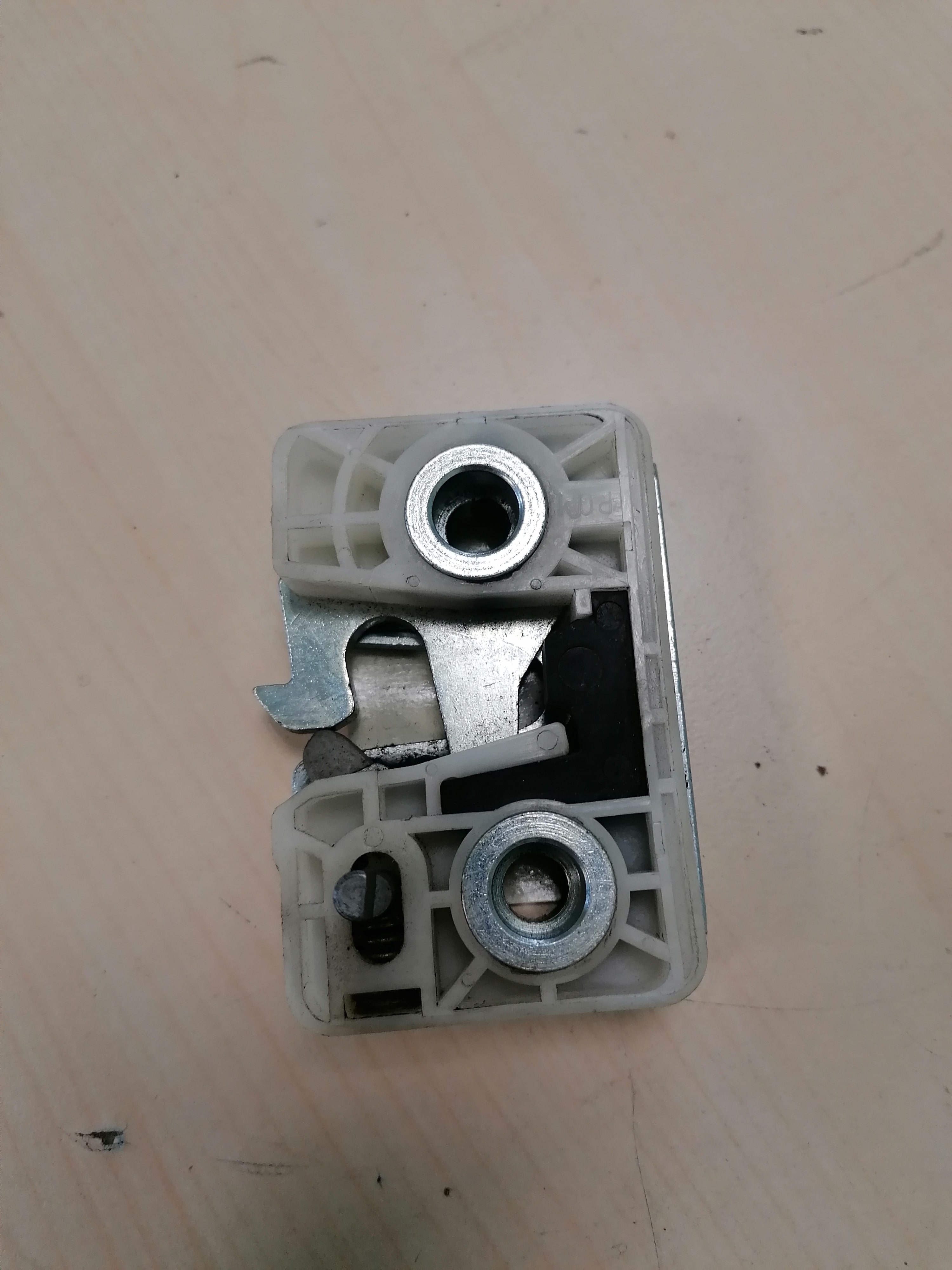 1610883 Volvo Замок двери левой