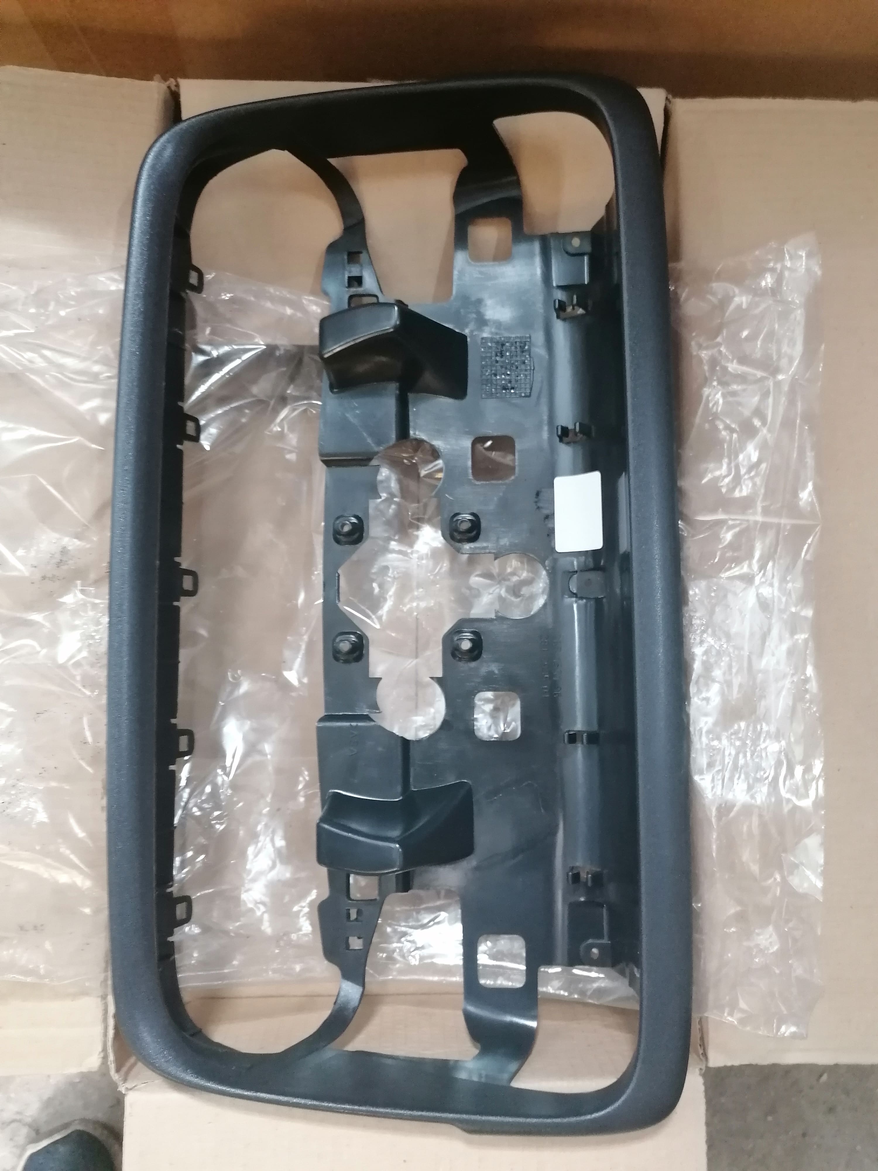 20455982 Volvo Корпус зеркала правого 273221 DT