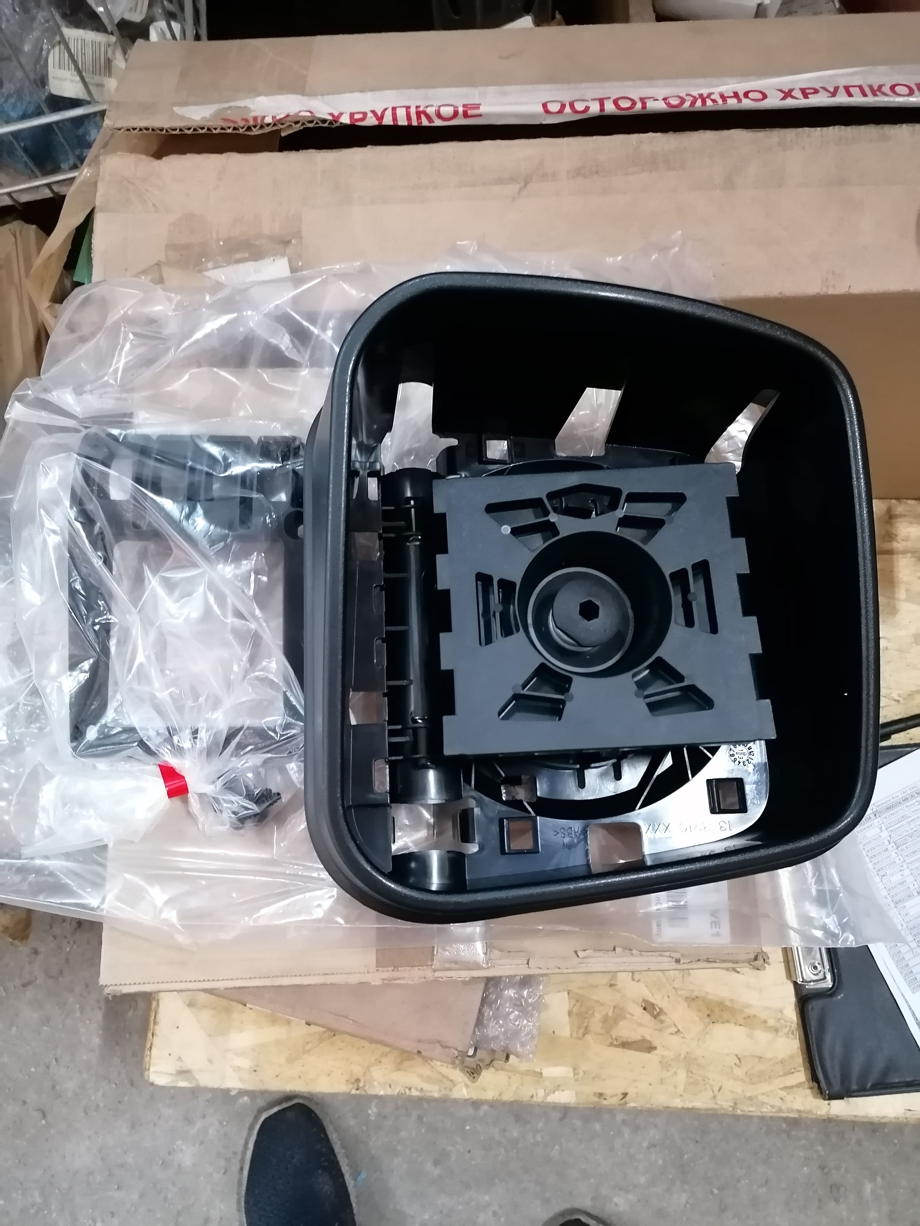 20862813 Volvo Корпус зеркала широкоугольного правого 613911120H