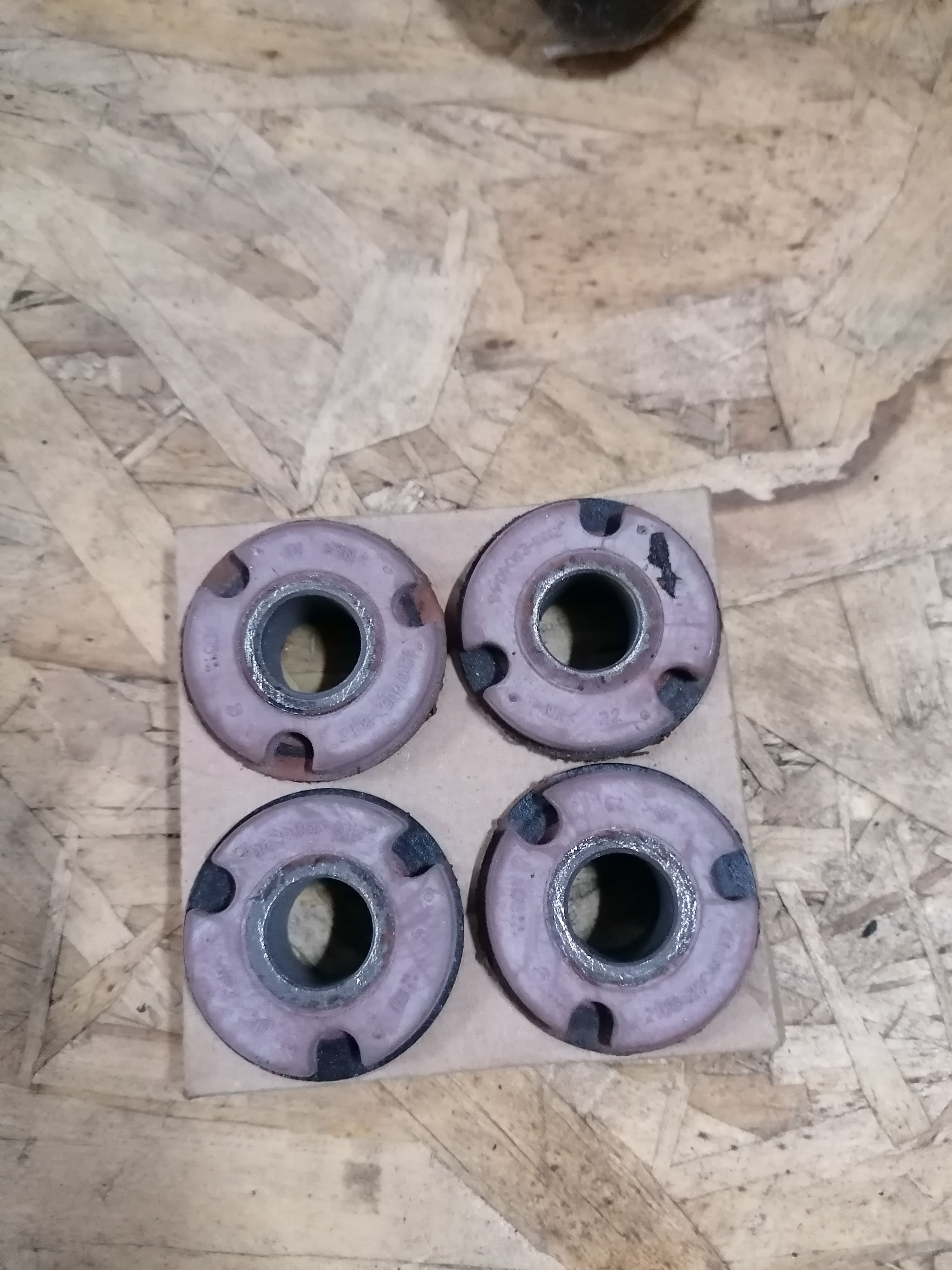 21082904046 ВАЗ-2108 Сайлентблок переднего рычага задний к-т 4шт.