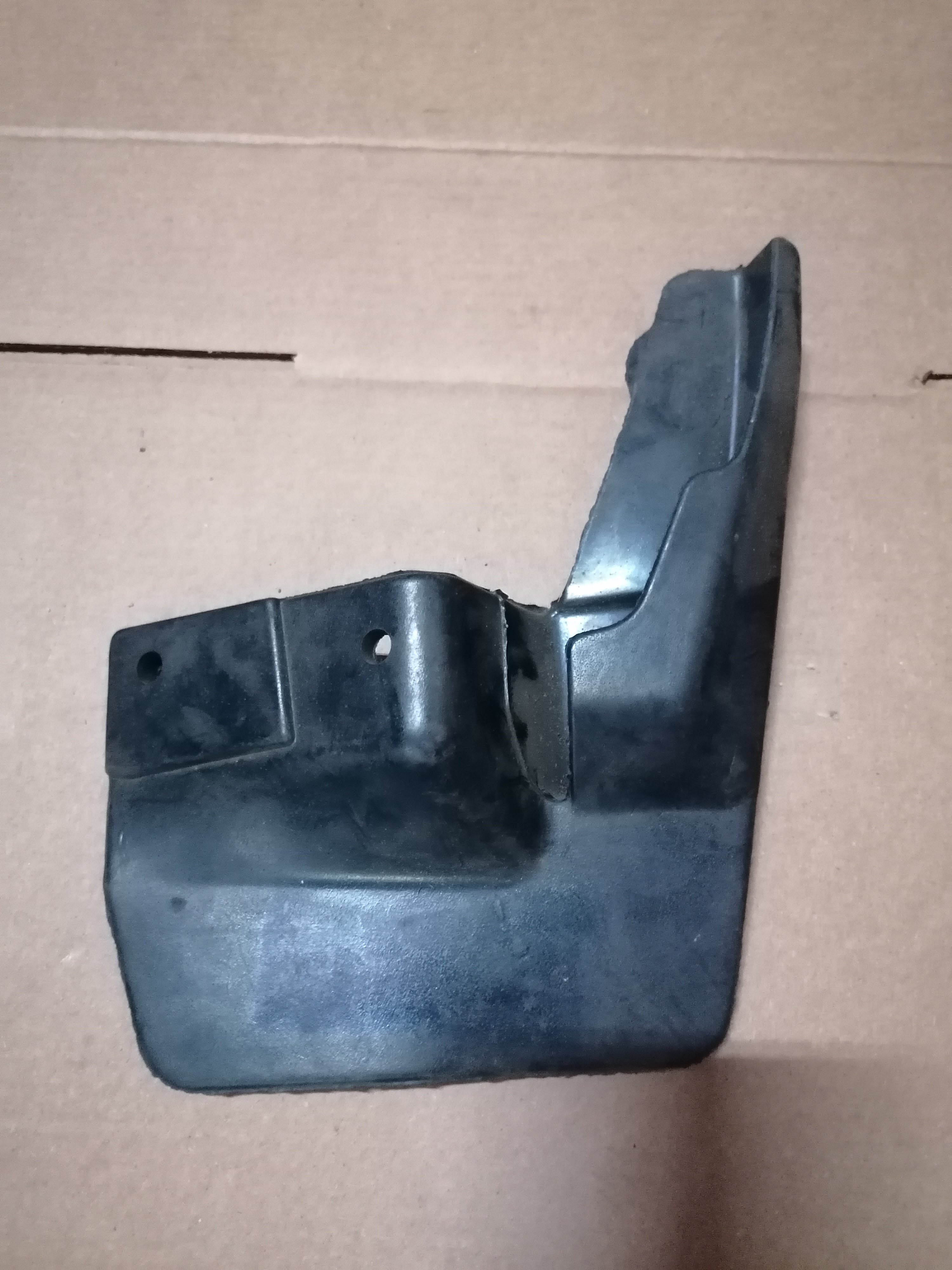 21108403512 ВАЗ Брызговик передний правый (резиновый)