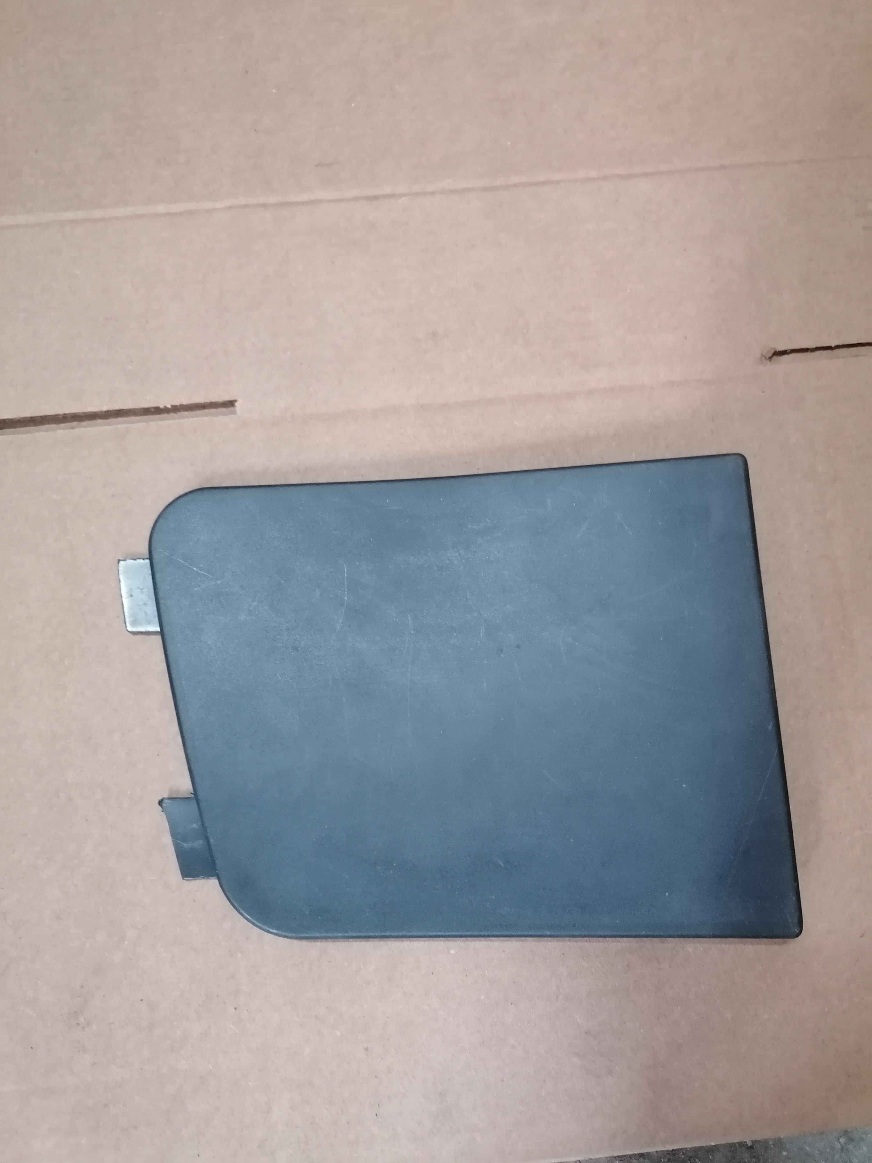 20529708 Volvo Заглушка решетки радиатора нижняя правая 18300013