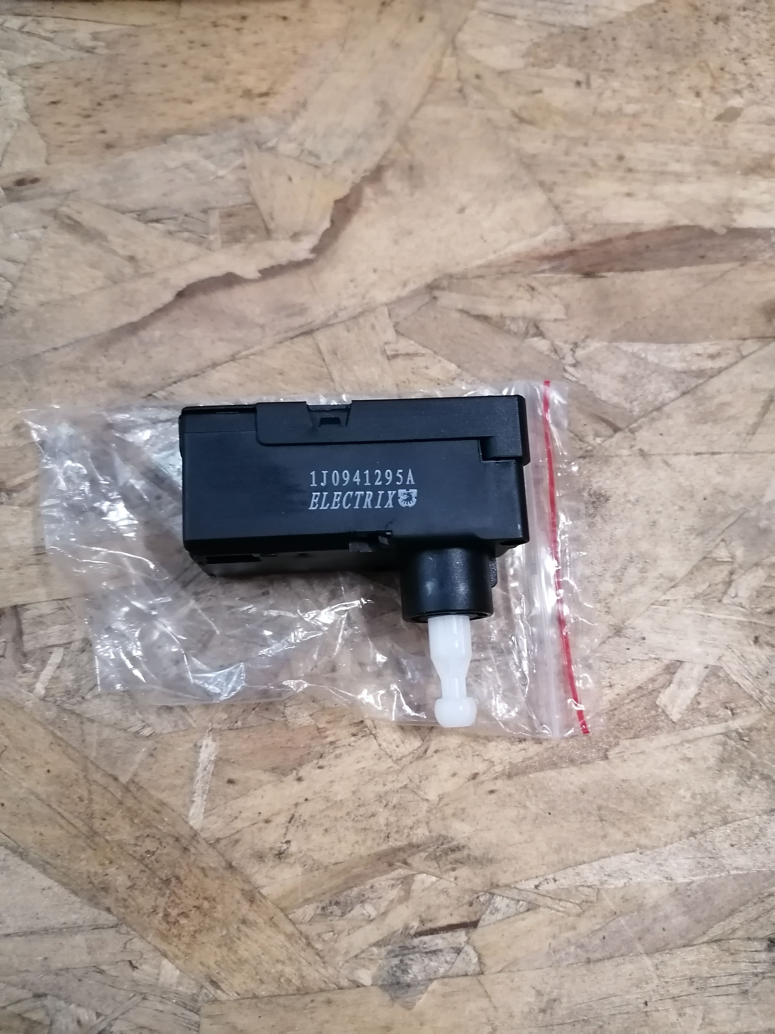 42567058 Iveco Электрокорректор фары 1J0941295A