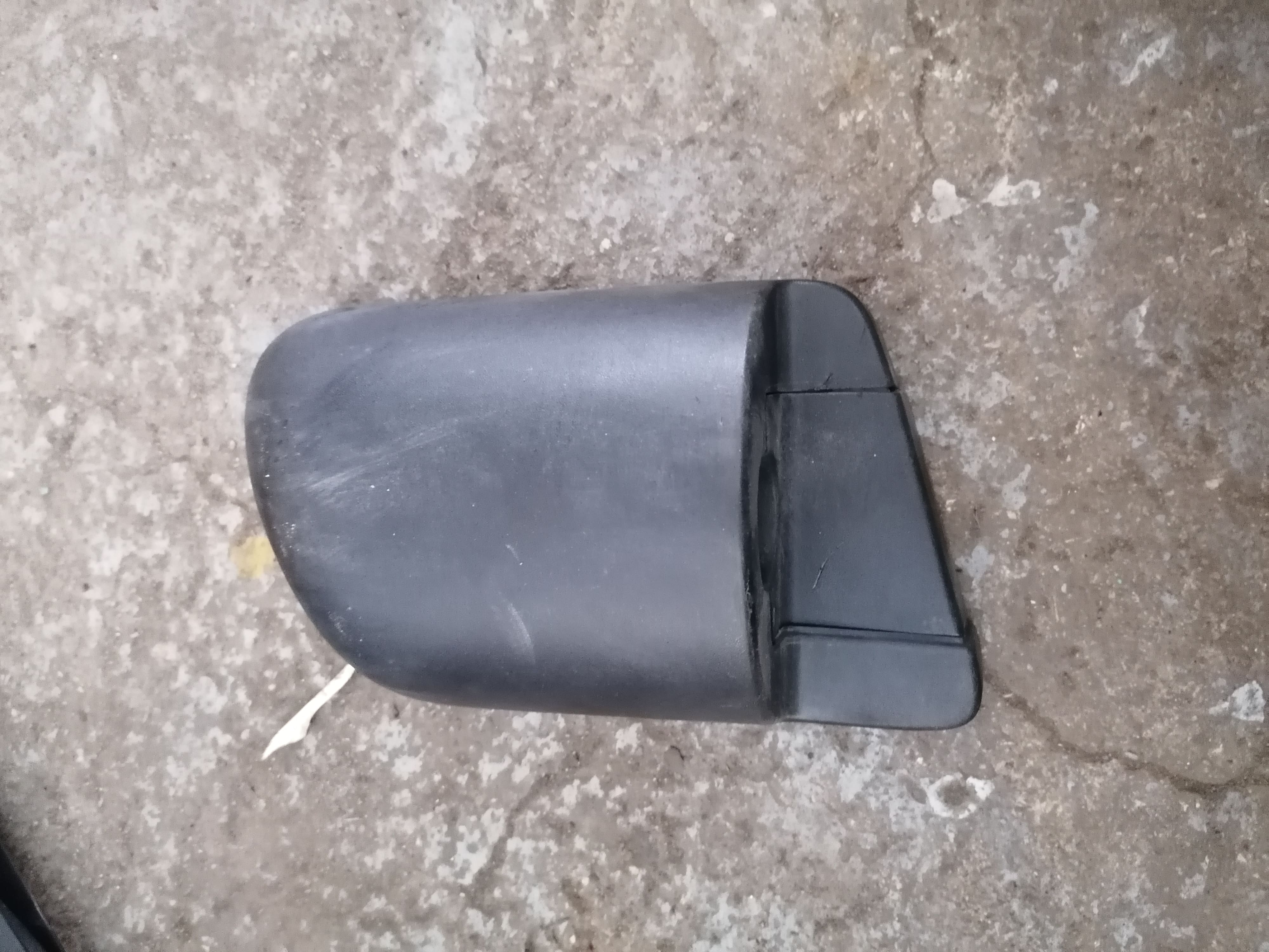 8980318032 Isuzu FVR34 Крышка кронштейна зеркала левого нижняя 8980318032 Isuzu FVR34 Крышка кронштейна зеркала левого нижняя