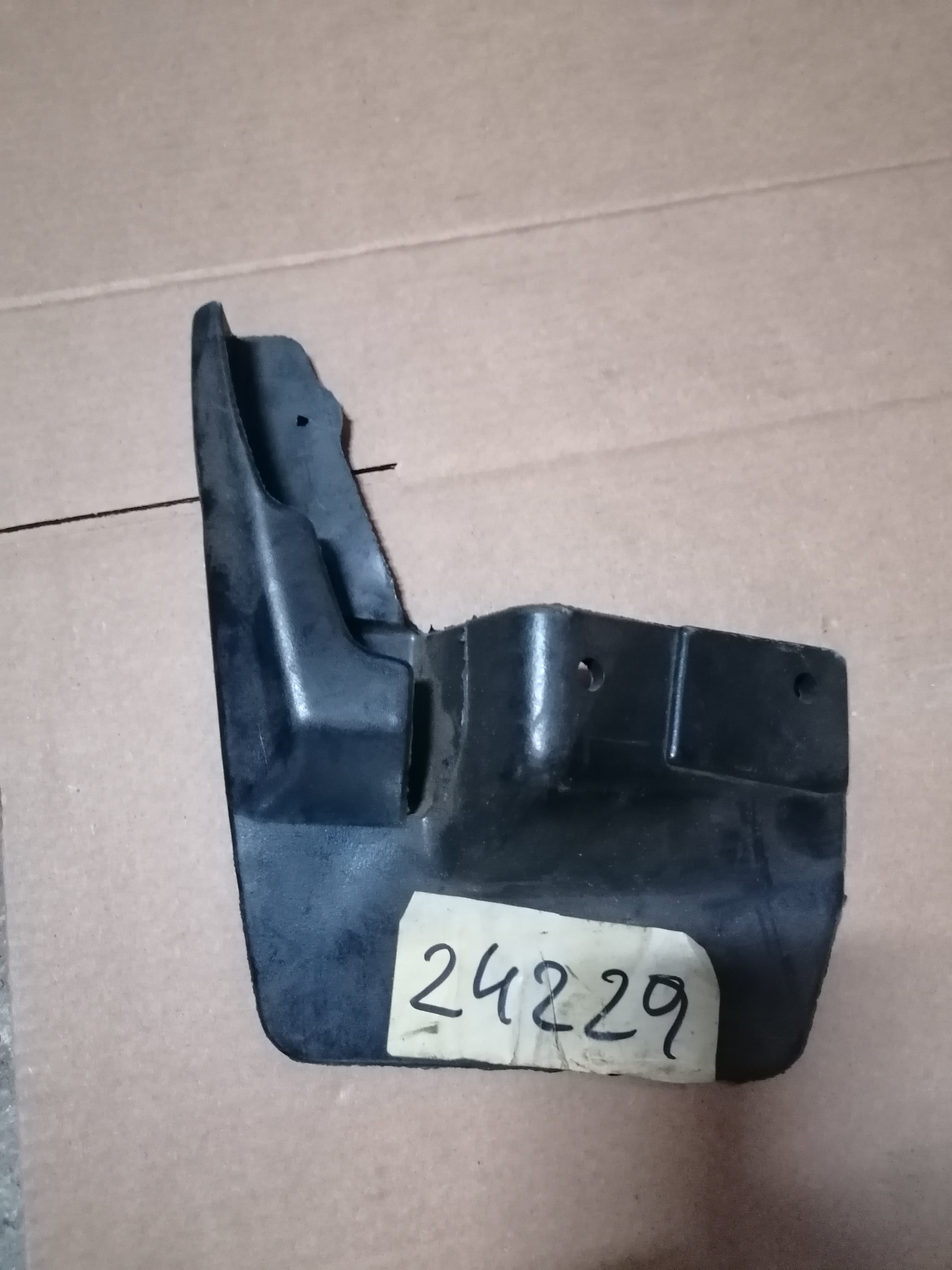 21108403513 ВАЗ Брызговик передний левый (резиновый)