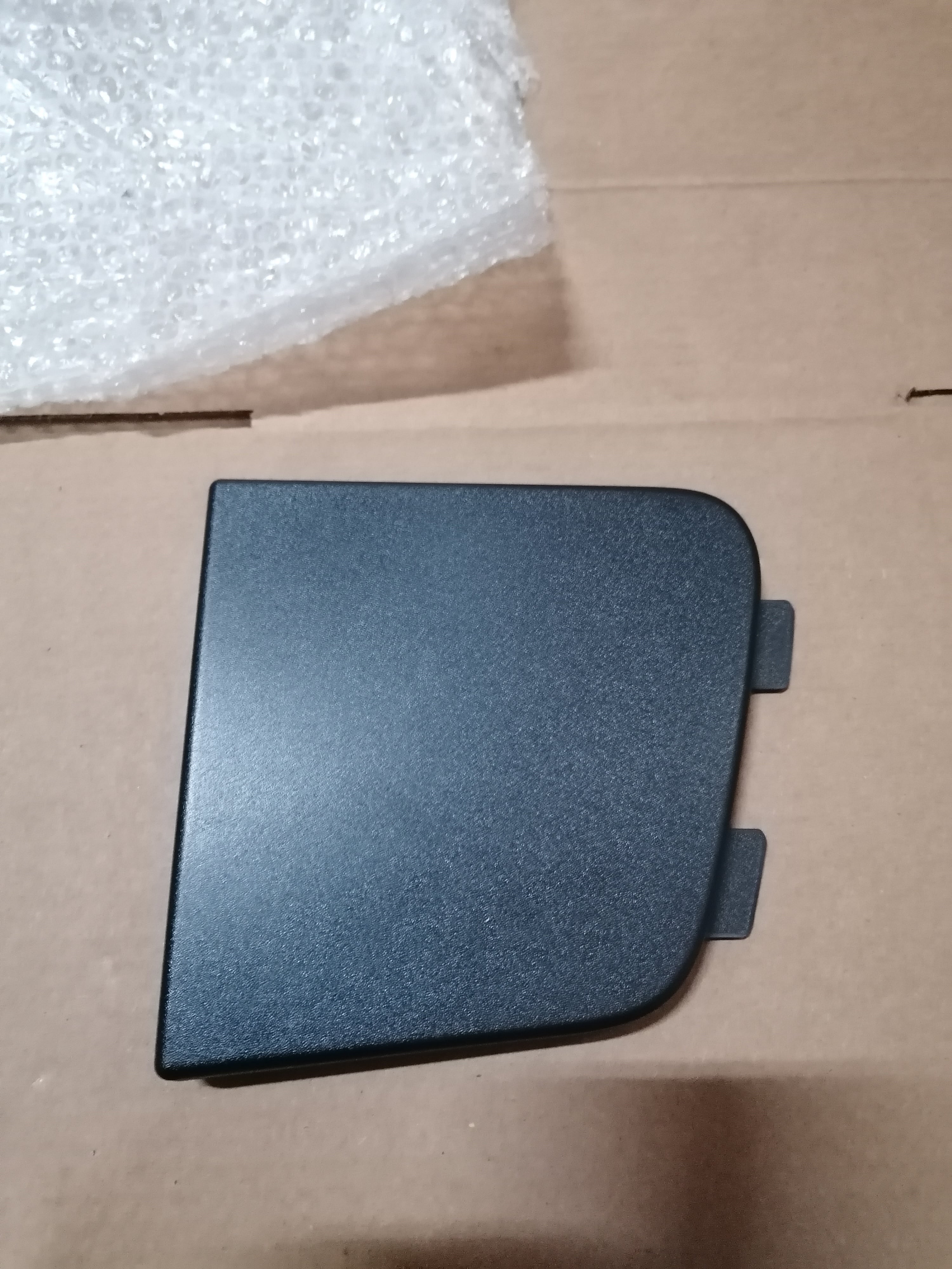 20529707 Volvo Заглушка бампера левая 2FH157