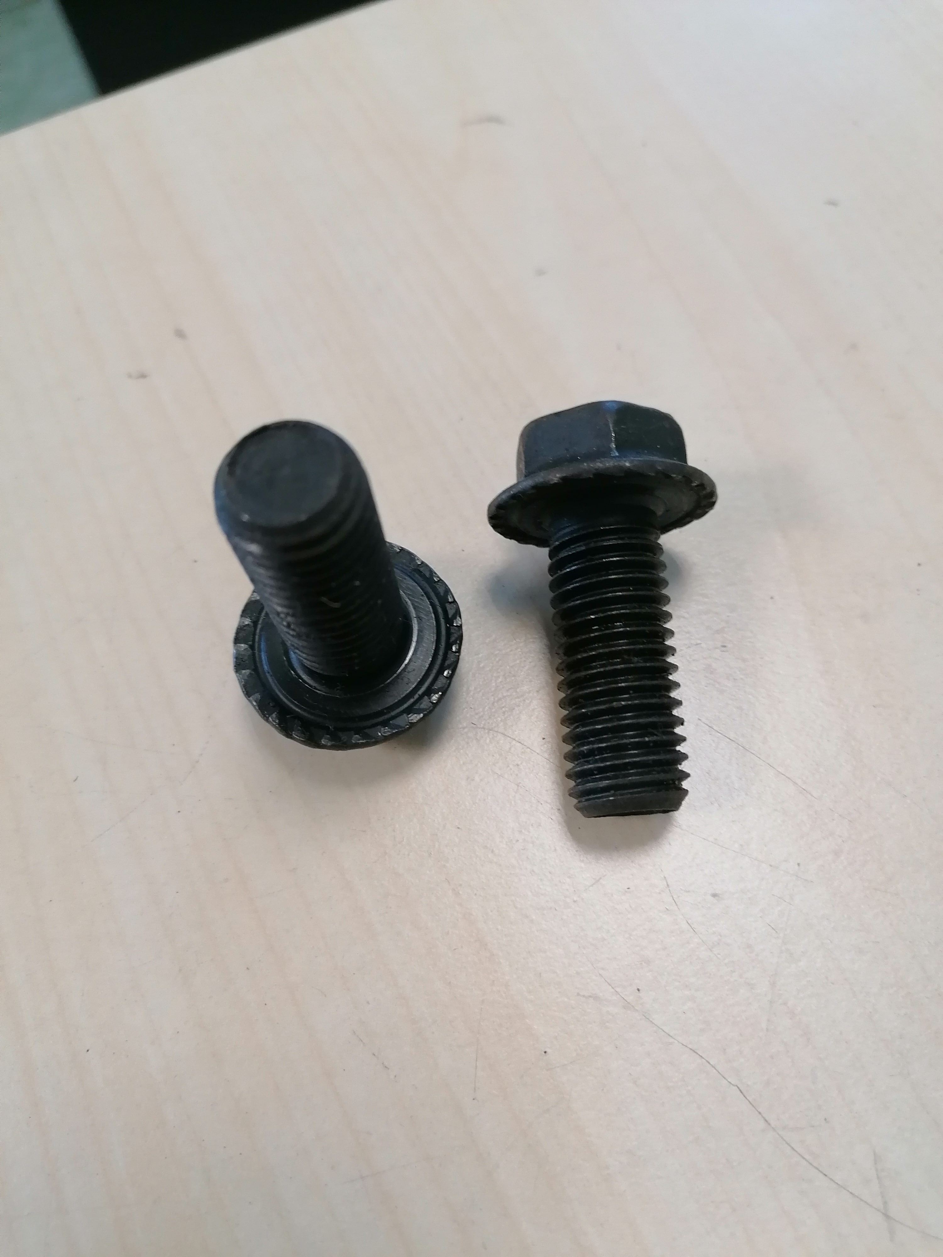 KZE101203 JOST Болт крепления шкворня М14х35х2,0