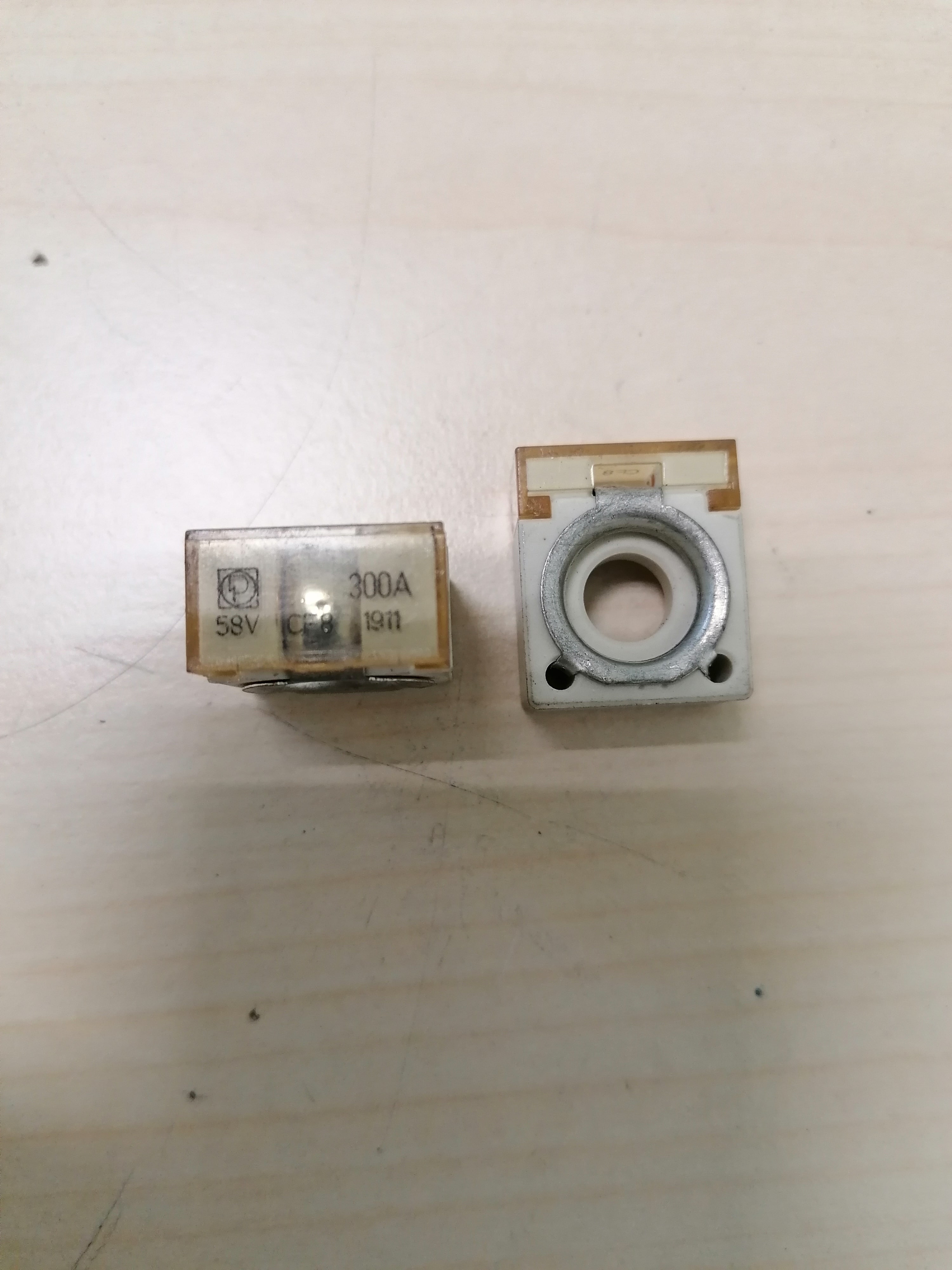 E0285 Dhollandia Предохранитель керамический под болт 300А