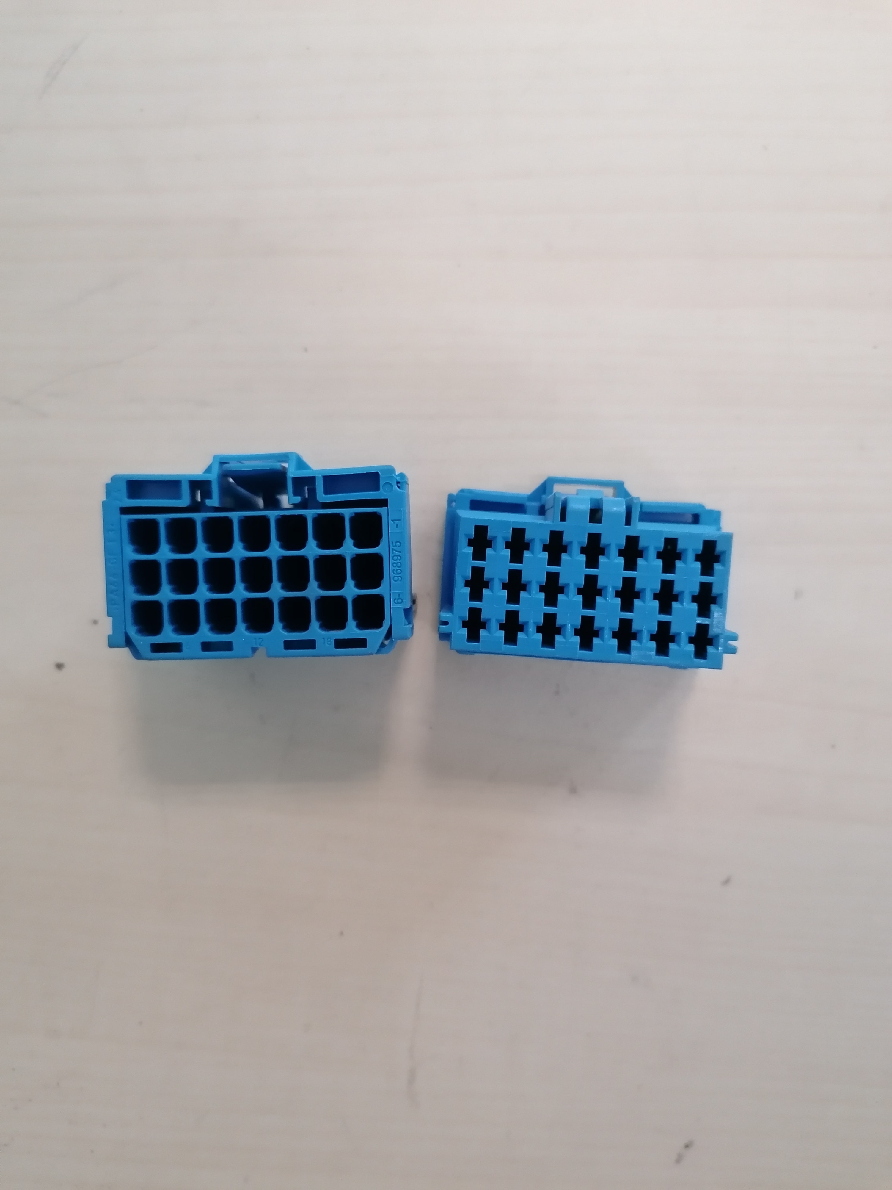 20409331 Volvo Корпус электрический голубой