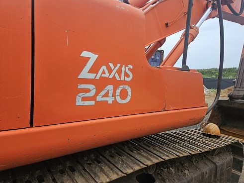 Гусеничный экскаватор Hitachi ZX240