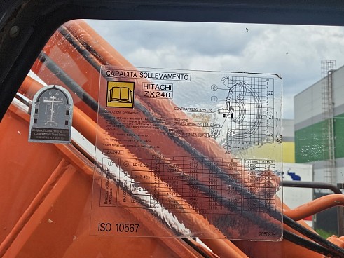Гусеничный экскаватор Hitachi ZX240