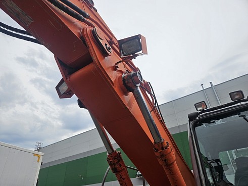 Гусеничный экскаватор Hitachi ZX240