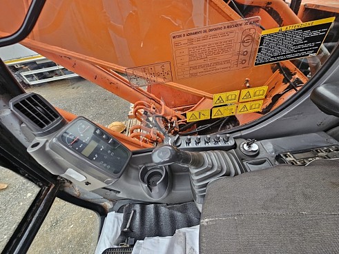 Гусеничный экскаватор Hitachi ZX240